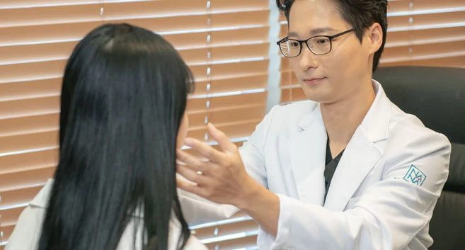 개인별 맞춤 눈성형을 진행중인 의료진