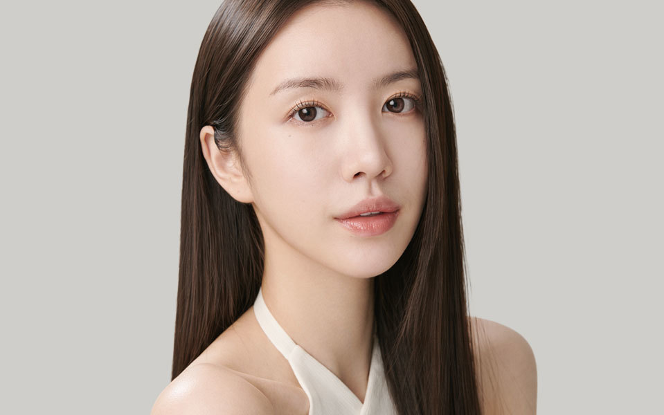 광대축소 수술로 어려보이고 부드러워진 인상의 여성 모델 이미지