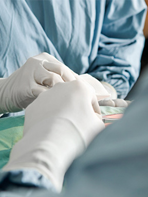 나나성형외과 윤곽 재수술 집도 과정 이미지, 정확하고 안정적인 기술력으로 재수술을 진행하는 의료진 모습
