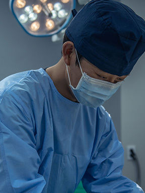나나성형외과 윤곽 재수술 수술 장면 이미지, 부작용을 최소화하기 위해 안전하게 수술을 진행하는 의료진 모습