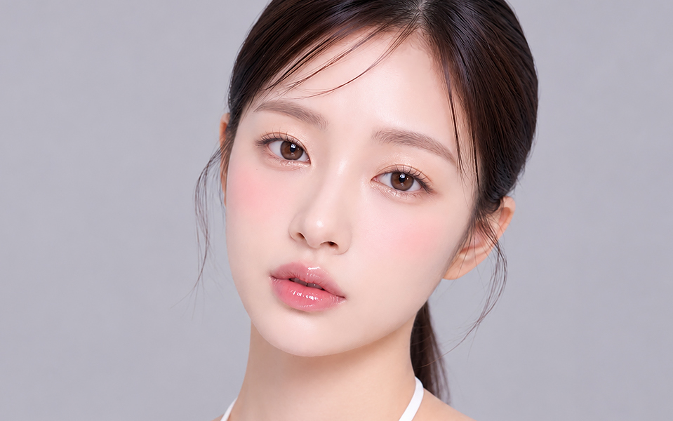 나나성형외과의 퍼져보이는 코를 슬림하게 만들어주는 복코성형을 보여주는 모델
