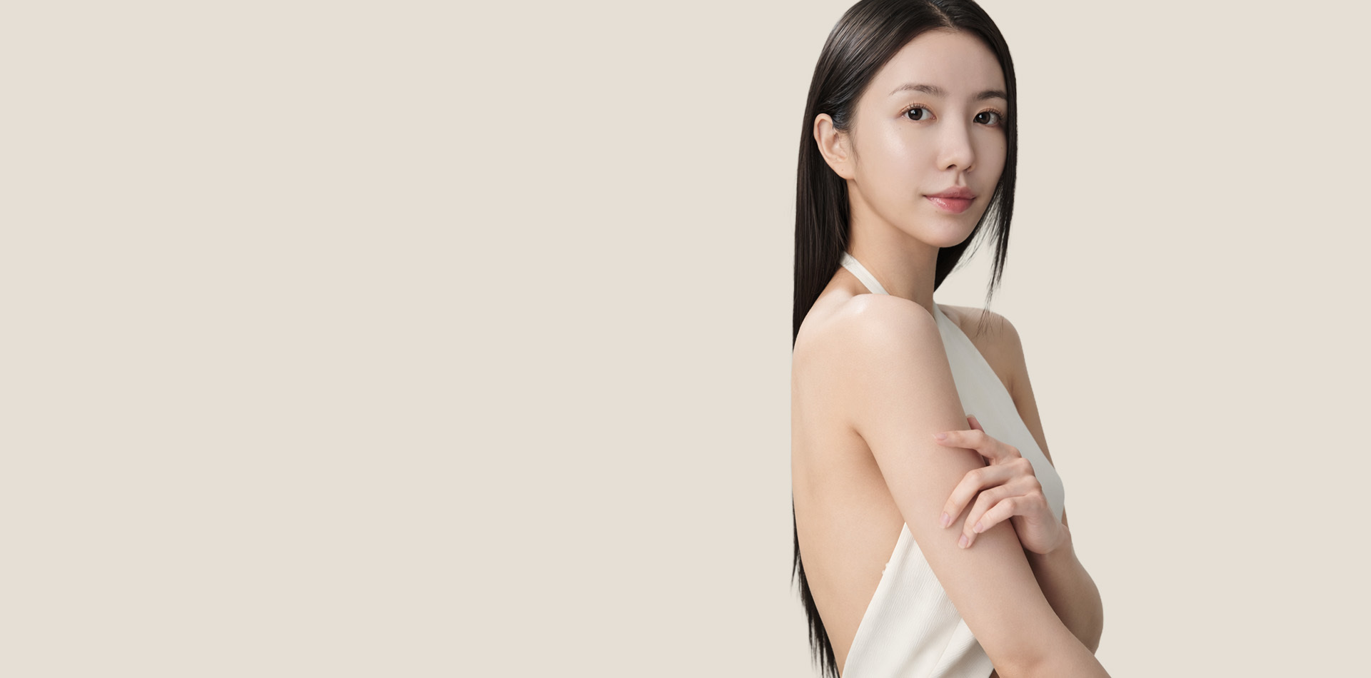 피부 깊이 채우는 탄력으로 생기 넘치는 얼굴라인으로 리프팅의 강점을 보여주는 여성 모델